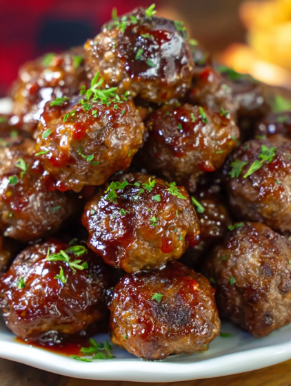 A plate of meatballs with sauce.
