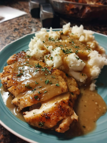 A plate of food with chicken and mashed potatoes.